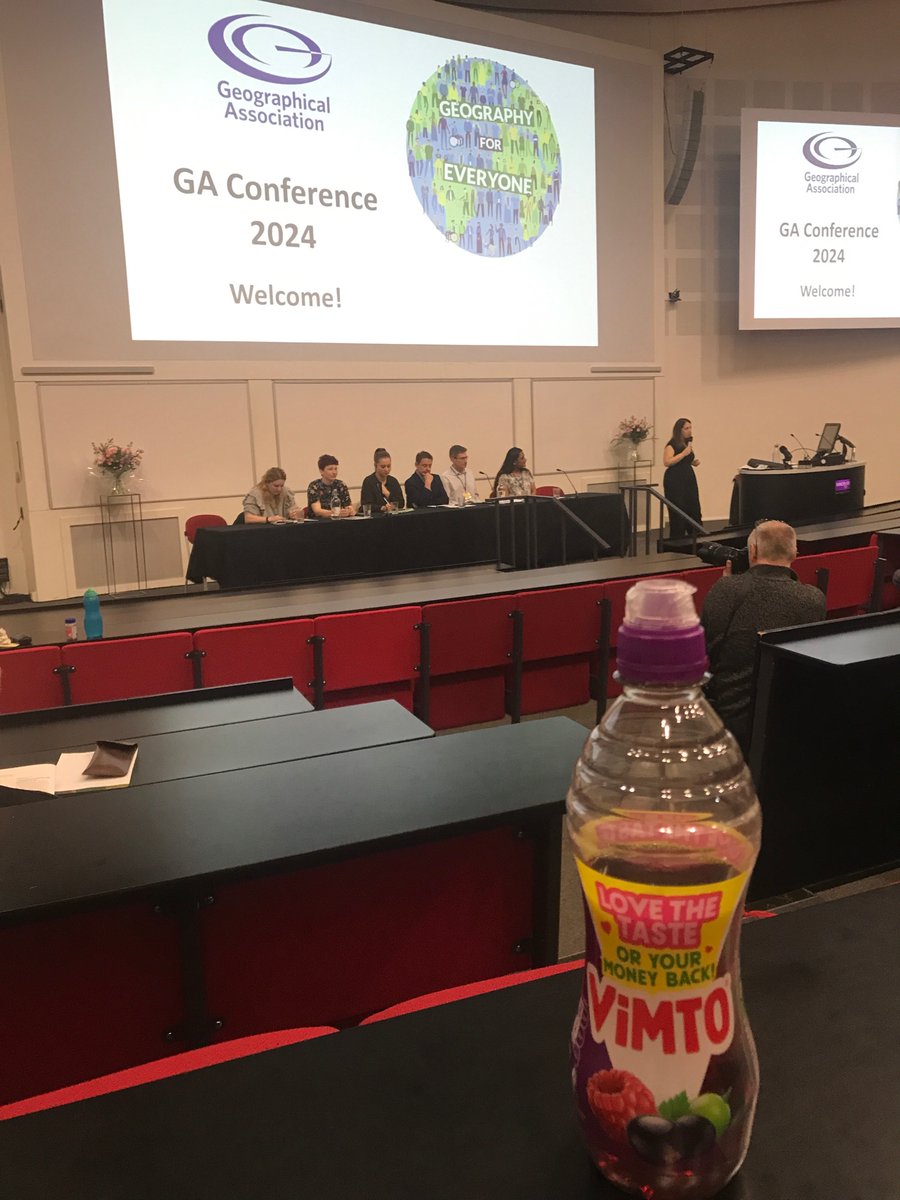 ARRIVED!! Just in time for @geography_DAF welcome and the long-rectangular-round-table. Even managed to pick up a local beverage en-route too!