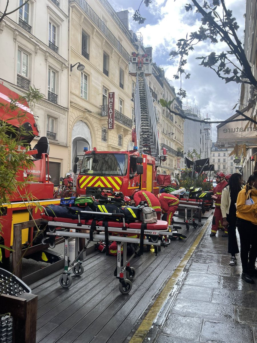 ℹ️ Départ de feu dans le chantier du théâtre Trévise. Les @PompiersParis sur place. - Feu a priori circonscrit - 3 ouvriers pris en charge pour inhalation de fumées - Pas de pronostic vital engagé. - Inspection bâtimentaire toujours en cours @dburkli @aguillem1