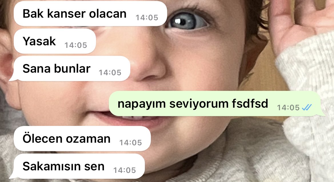 Annem kahvenin yasak olduğunu anlatmaya çalışıyor ama kahveye aşık olan ben bunu asla kabullenmiyorum