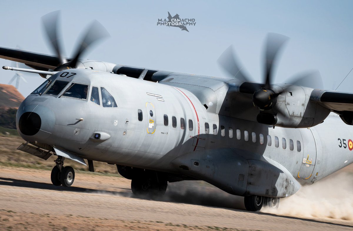 Pequeño pero grande a la vez

@EjercitoAire 
@AirbusDefence
@EATC_
#ala35 #etap #ablitas #bardenas #c295 #airbusds #aviation #avgeek #transport #militarytransport