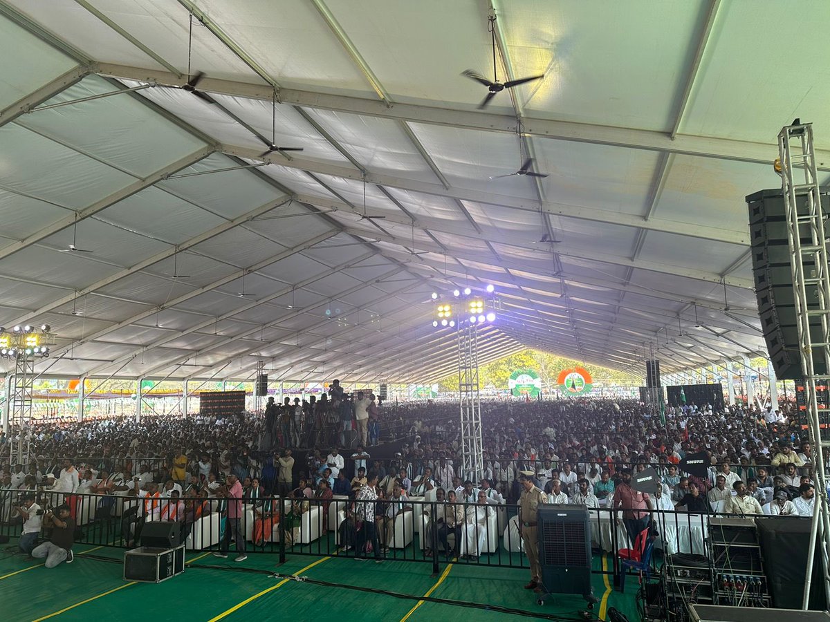 Addressed a massive NDA public meeting at Mandya, in the presence of BJP-JDS alliance candidate Shri. @hd_kumaraswamy for the constituency, Former CM of Karnataka & Senior BJP leader Shri @BSYBJP, and Leaders & Karyakartas of BJP & JDS. Phir Ek Baar Modi Sarkar with…