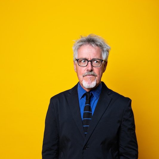 Mae gwledd o gomedi yn dod i'n llwyfan y mis yma, gan gynnwys Phil Ellis, Rosie Holt a Griff Rhys Jones. Mynnwch docyn a chodwch wên: ow.ly/Rktz50R8fsf