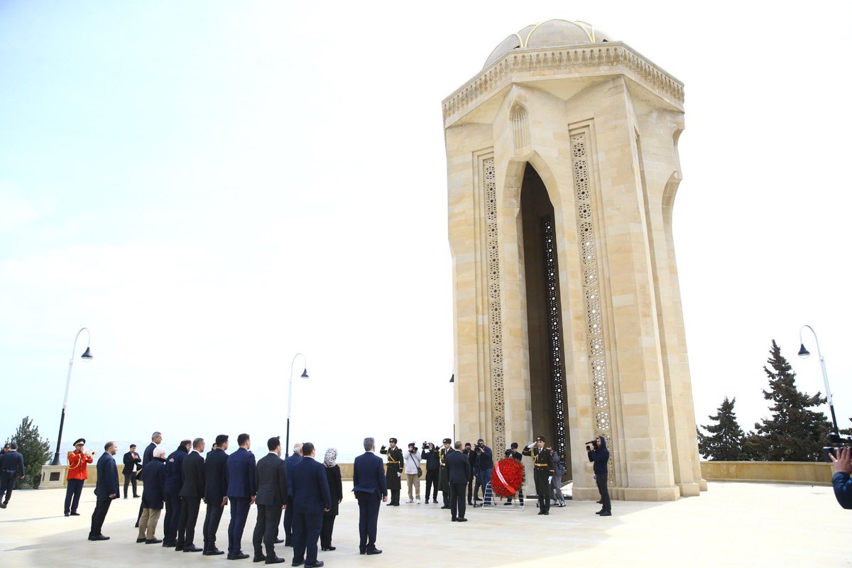 Can #Azerbaycan'ın Umummilli Lideri Haydar Aliyev'in kabrini, Şehitler Hıyabanı ile Türk ve Azerbaycan Şehitliği'ni ziyaret ettik. Cennet Mekan Haydar Aliyev’in ve aziz şehitlerimizin ruhları şad olsun!