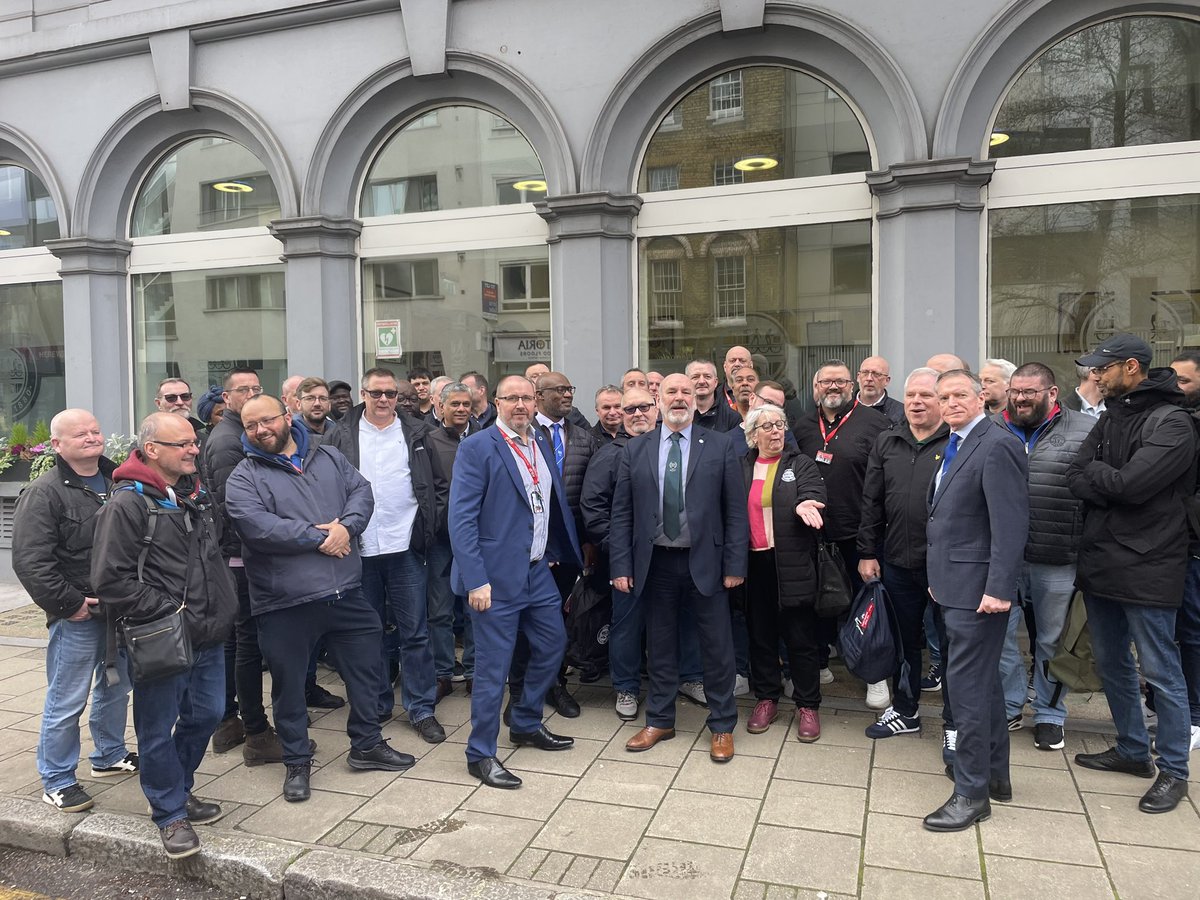 Aslef union reps and officials celebrate after agreeing a new offer to end a long-running row with Tube bosses. Monday’s strike is set to be called off. Aslef says TfL has scrapped plans to force drivers to a work longer shifts. @itvlondon