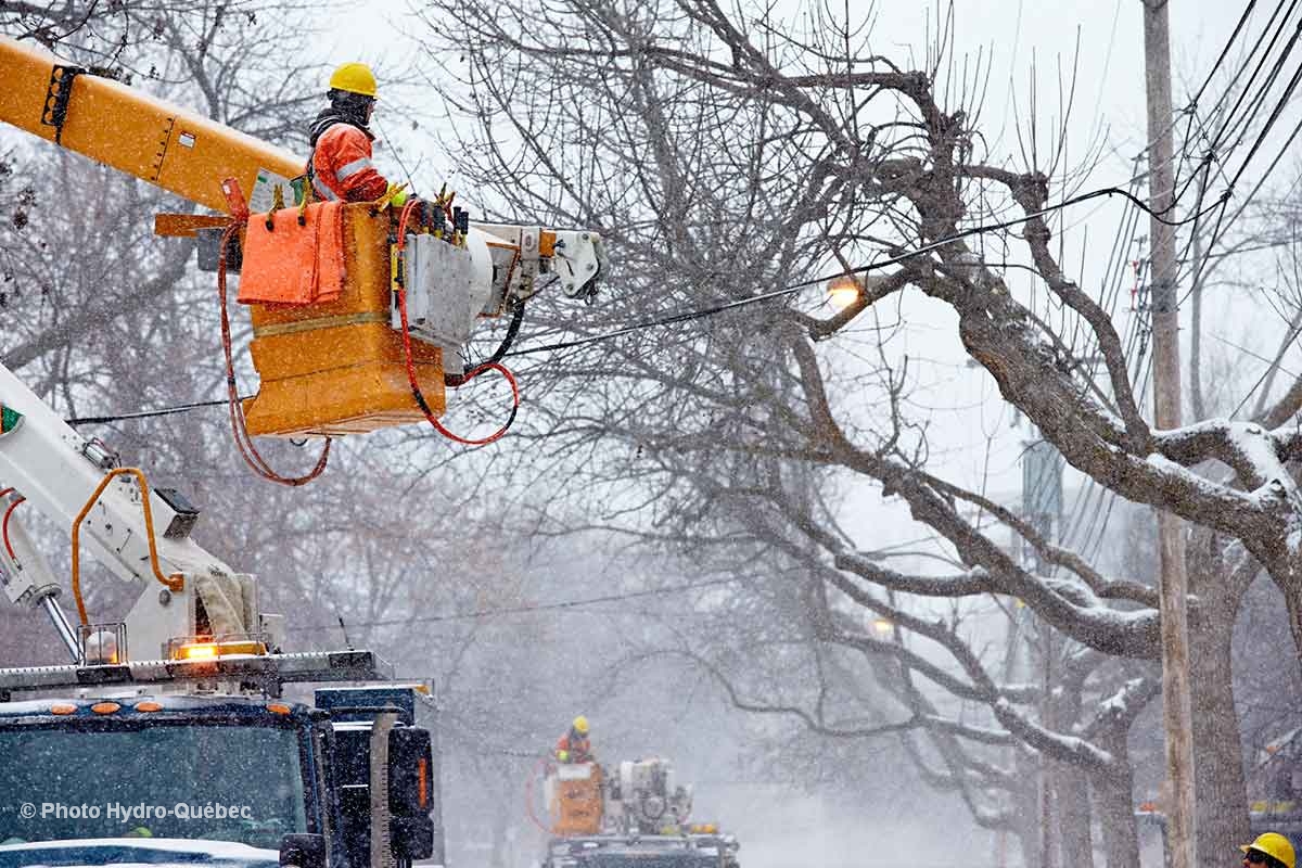 La tempête printanière qui balaie présentement le Québec, avec d'importantes accumulations de neige et des rafales de vent, cause des #pannes d'électricité. Environ 297 000 clients sont présentement privés de courant. Les régions les plus touchées sont Montréal, les Laurentides,