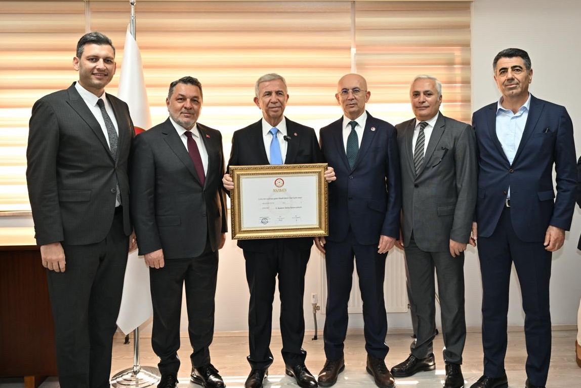 Bugün mazbatamızı teslim aldık. 

Başkent’i 5 yıl daha bizlere emanet ettiniz.

Desteğiniz için sonsuz teşekkürlerimle. 🇹🇷