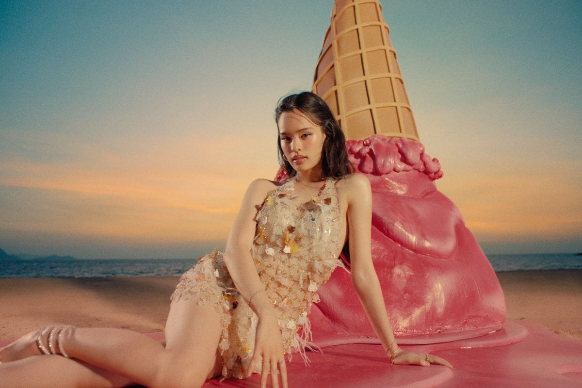 wanillaflowers's tweet image. แอลลี่คัมแบคแล้วว T—T เพลง #MakeItHot  feat. Pink Sweat$ 👚 ด้วยแกก !* เมโลดี้ทำนองเนื้อร้อง 100/10 🌅เอมวี 1000/10 🌊🔅🌈🍦โลเคชั่น/แสงสีดีไปหมด งานคนไทย ทำถึงเกินน แอลลี่สวยแบบตะโกน softpower ประเทศไทยหลายสิ่งต้องเข้าไปดูเอง !!