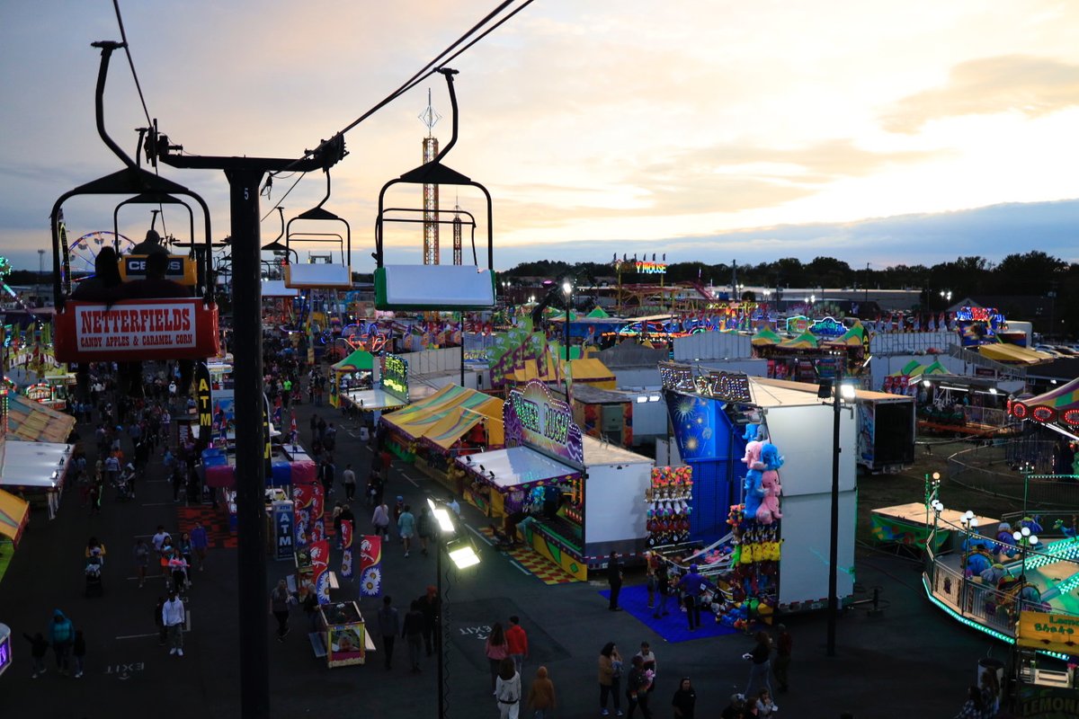 A nice #SCStateFair night at the fair would be amazing right about now. 👀 Let us know...did you get the chance to enjoy the bright lights + fun nights during last year's fair? 🤔