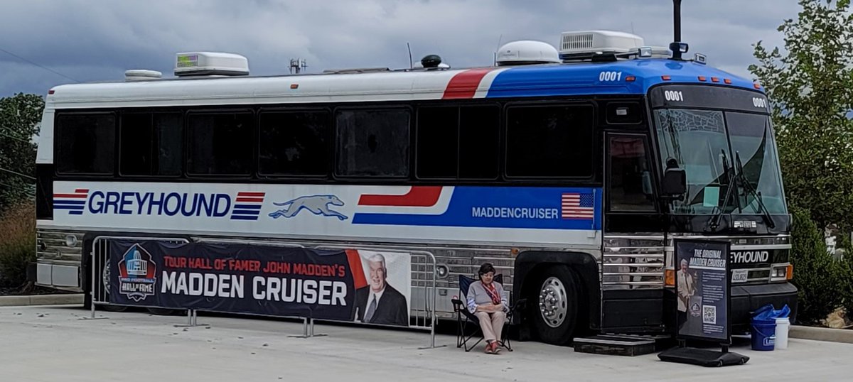 sdrawdenairb's tweet photo. @MaggieandPerl @MaggieGray @andrewperloff @EJ_Stewart
John Madden bad a nice bed. 😎👍🏻
#MaddenCruiser
#NFLHOF
#Canton https://t.co/ddpZxYFfwz