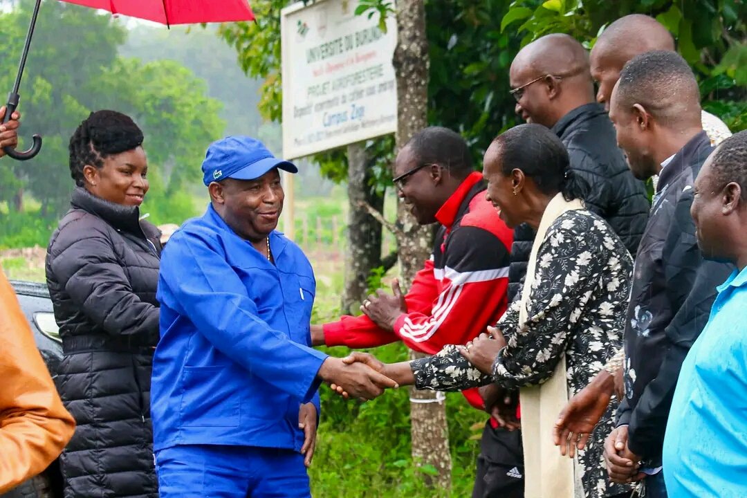 J_Terimbere_Bdi's tweet photo. #Gitega. Gushika ku mbonakazoza 2040/2060 birashoka. Mur'aka gatondo k'igenekerezo rya 4/4/2024, Nyenicubahiro Umukuru w'Igihugu #Burundi @GeneralNeva  ari kumwe n'umutambukanyi wiwe @Burundi1stLady bagendeye ubwugamo bw'igiterwa c'itomati kiri mu kigo ca kaminuza #Zege @Gitega https://t.co/nmAogeJEWV