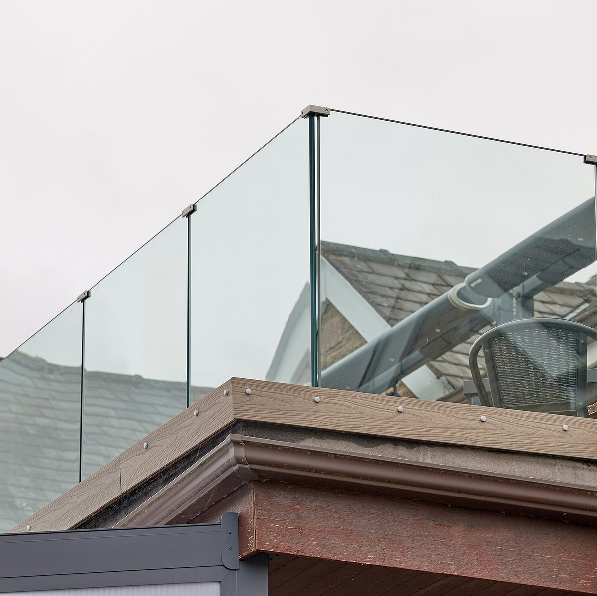 The CRL Posiglaze adjustable glass screen system is suitable for interior and exterior applications. It’s perfect for creating a protective barrier in public spaces. . #railing #balustrade #adjustablebalustrade