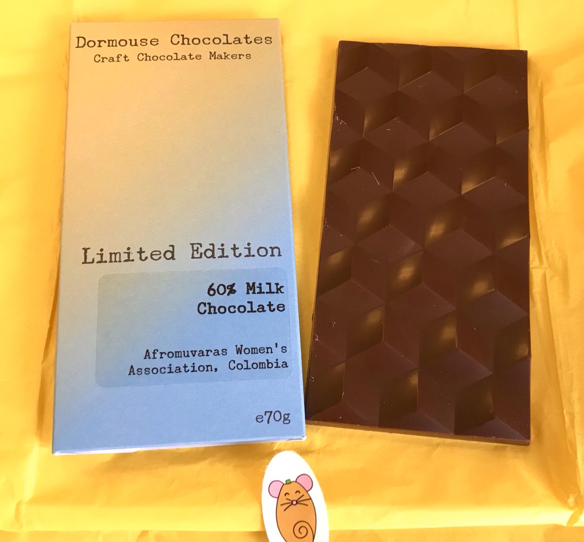 Today we are devouring with great delight this beautiful dark milk made by my friends at ⁦@Dormousechocs⁩ in Manchester with beans from the women of Afromuvaras in Colombia. Dormouse source their beans with all the care that they also put into making their bars. Fab
