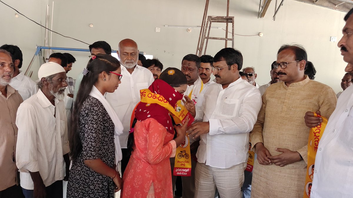 brc_tdp's tweet photo. కోడుమూరు నియోజకవర్గ టిడిపి, జనసేన, బిజెపి ఉమ్మడి అభ్యర్థి బొగ్గుల దస్తగిరి, నియోజకవర్గ సీనియర్ నాయకులు విష్ణువర్ధన్ రెడ్డి ఆధ్వర్యంలో కర్నూలు నగరంలోని 39వ వార్డు వైయస్సార్ కాంగ్రెస్ పార్టీకి  చెందిన ముస్లిం మహిళలకు టిడిపి కండవాలు కప్పి పార్టీలోకి సాదరంగా ఆహ్వానించిన టీడీపీ జాతీయ ప్రధాన కార్యదర్శి బీద రవిచంద్ర యాదవ్, ఎమ్మెల్సీ రాంగోపాల్ రెడ్డి, కర్నూలు ఎంపీ సంజీవ్ కుమార్, నియోజకవర్గ పరిశీలకులు శ్రీనివాసమూర్తి.
#TDPJSPBJPWinning
#Votefortdp