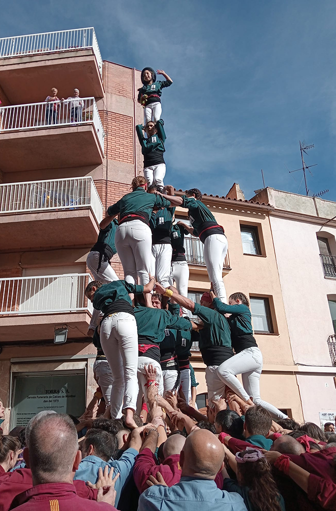 revistacastells's tweet photo. Els @escaldats es fixen com a objectiu aquest 2024 sovintejar els castells bàsics de 7 des de bon principi i posar en el punt de mira en el 5de7.
▶️ Quatre casos de colles de 7 que progressen:
✍️@dprats91
👉 https://t.co/9rdXzupU5J
#castellers #castells https://t.co/VMUKbDgiS2