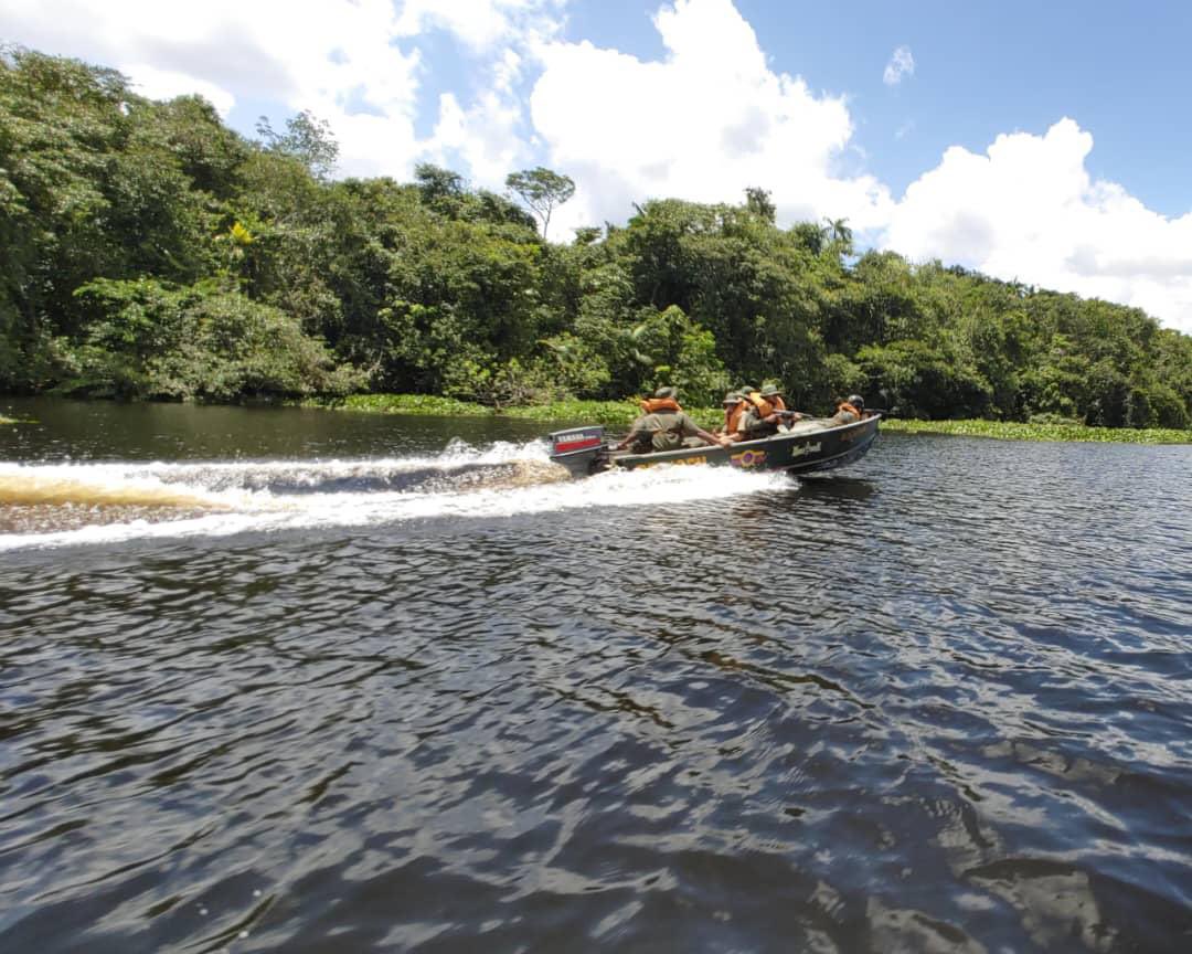 La @_REDICentral de la #FANB efectuando reconocimiento en el Río Amacuro, ejerciendo soberanía en el sector de la SEDI Kaituma en nuestra ZODI Guayana Esequiba, brindando sosiego a nuestra población local. #IntegrarEsVencer