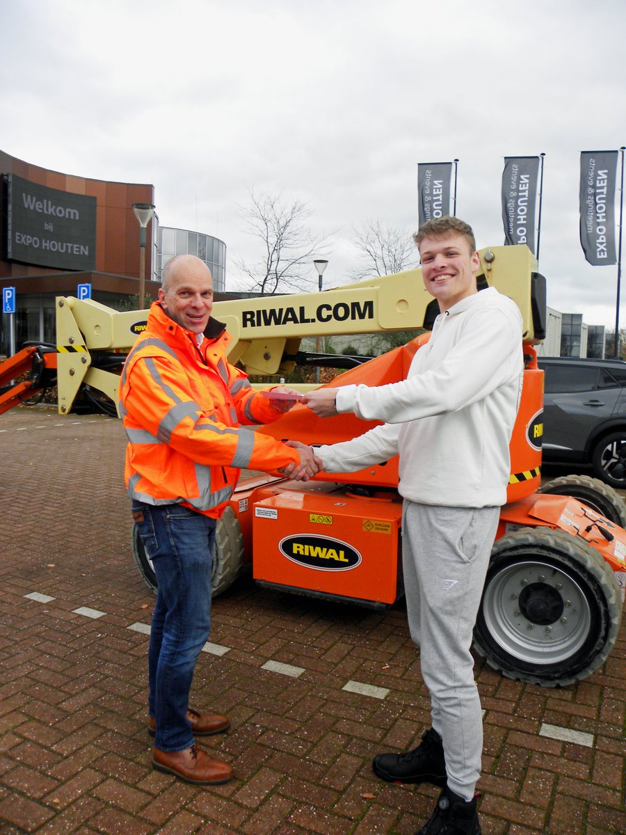 In de pocket! Max Kool van Atlas Power ontving gisteravond zijn welverdiende #hoogwerkercertificaat tijdens de Praktijkdagen Veilig Werken.  Van harte gefeliciteerd!

Waarom zou je eigenlijk een Hoogwerkercertificaat op zak moeten hebben? Drie redenen: tnl.nu/blog3voordelen…