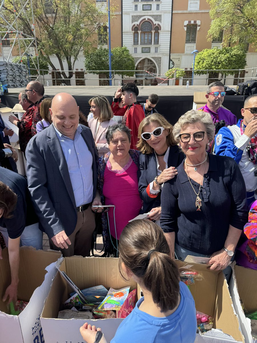 Emocionante mañana repartiendo juguetes a los niños en el Encuentro de Sardinillas que se ha realizado en el Cuartel de Artillería junto a los Sardineros, @AytoMurcia y @PolitSocialMur