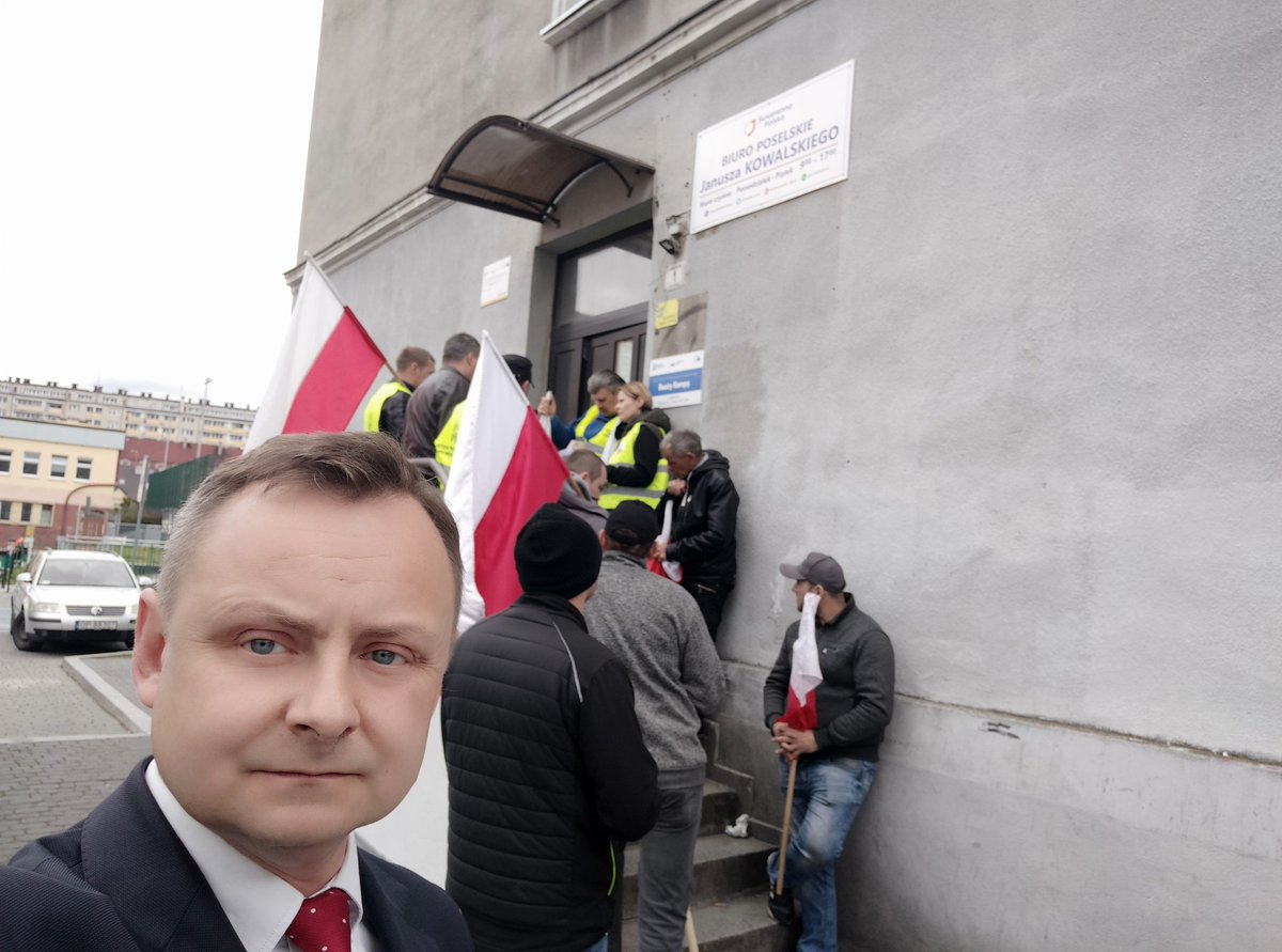 DeDydynski's tweet photo. Biuro Poselskie @JKowalski_posel zaraz odbędzie spotkanie z (o)polskimi rolnikami 🇵🇱🚜🇵🇱 @pisorgpl @Suwerenna_POL https://t.co/omcK5Lv5YQ