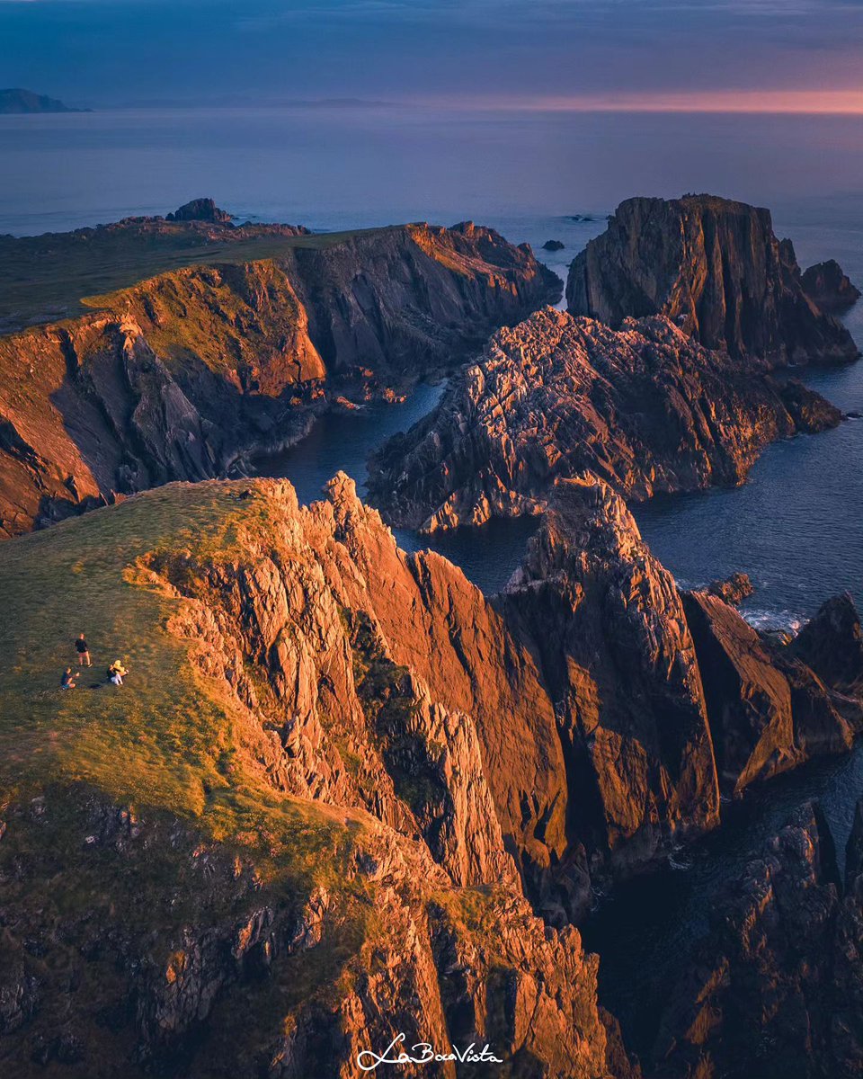 On top of the world at #MalinHead #Donegal! ☕️ Coffee and croissants at Caffe Banba 🥾 Hike to Malin Head 🧣 Shop unique Donegal tweed at Glenowen Craft Shop 🍽 Dinner at The Butterbean Restaurant Start planning: bit.ly/3VIT9OV 📸 labocavista [IG] #WildAtlanticWay