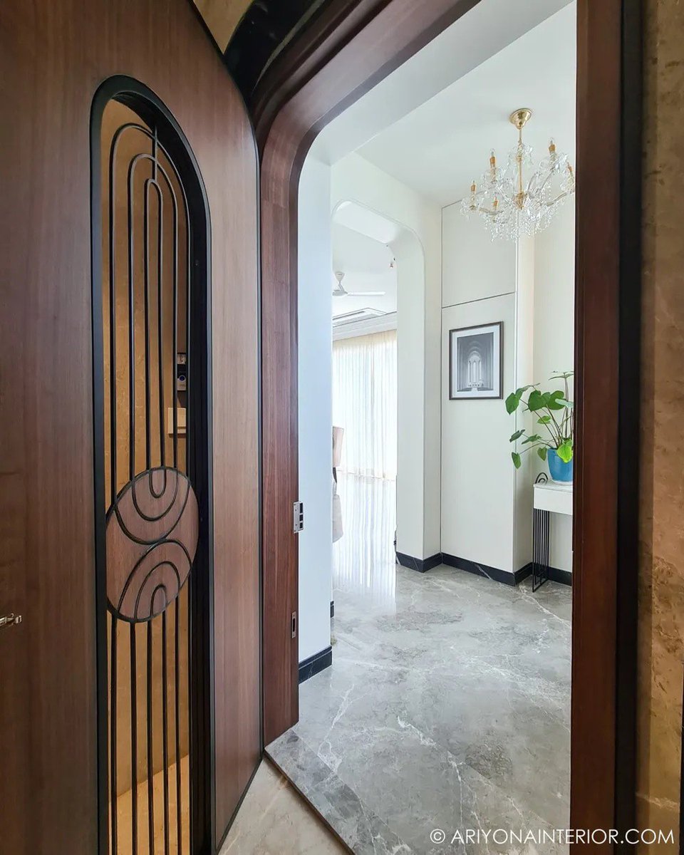 AriyonaInterior's tweet image. As you step into the lobby, you catch a glimpse of another arched opening that leads into the main home.

Click lttr.ai/AREOc to see all pics of this foyer.

#FoyerDesign #Entryway