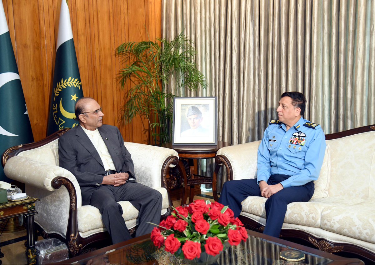 Chief of the Air Staff, Air Chief Marshal Zaheer Ahmed Baber Sidhu, called on President @AAliZardari, at Aiwan-i-Sadr