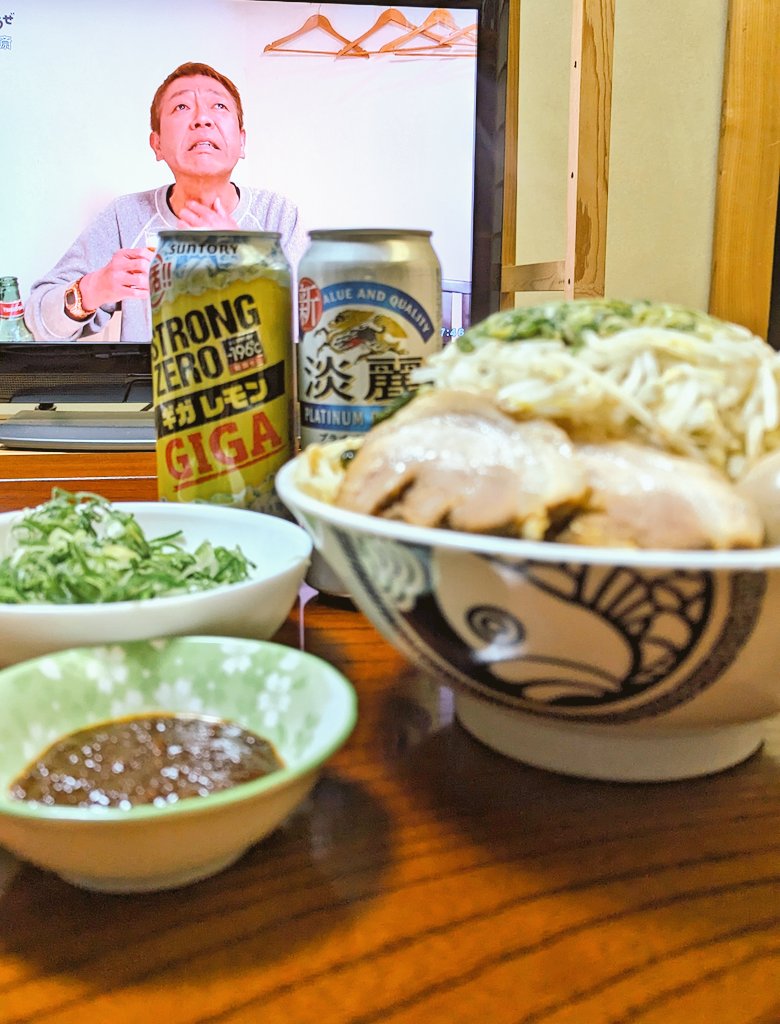 menkatanorimasi's tweet photo. 今夜は“おうちで春馬”🐴🍜

天春さんの“汁無しジャンク”takeout🎁
海老の辛味噌(50円)+九条葱
どんぶり持参サービス味玉🥚

ワシワシ麺に中毒性がヤバい味付け😭
背徳感半端無い…🥹

もうどうにでも成れ〜😇

#中華蕎麦春馬　#汁無しジャンク
#ラーメン金子　#Snpr　#玉ちゃん https://t.co/tQHD1CZwVE