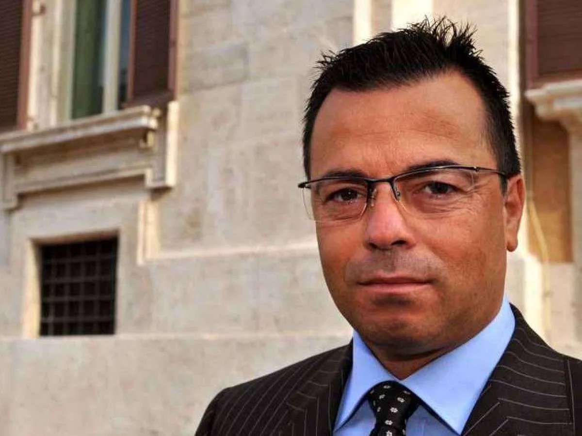 Il caso di Gianluca Buonanno e ciò che non torna nella storia della sua morte.

di Cesare Sacchetti

Sono passati quasi 8 anni ormai da quel tragico giorno del 5 giugno quando Gianluca Buonanno perse la vita sull’autostrada Pedemontana in Lombardia.

In molti ricordano il