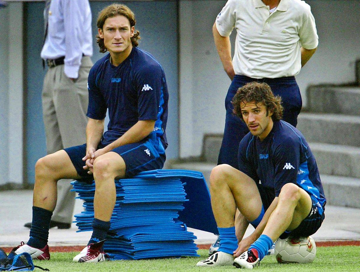 RomanSerieA's tweet photo. Del Piero dan Totti.

Dua nama itu cukup mahsyur bagi pecinta sepak bola Italia. Keduanya sama-sama seorang fantasista hebat. World Cup Winner pula.

Mereka laksana Messi dan CR7-nya Italia: Penggemar masing-masing sibuk mengaku kalau idolanya yang terbaik.

Sebuah utas!😍 https://t.co/XcLzSg7EEa