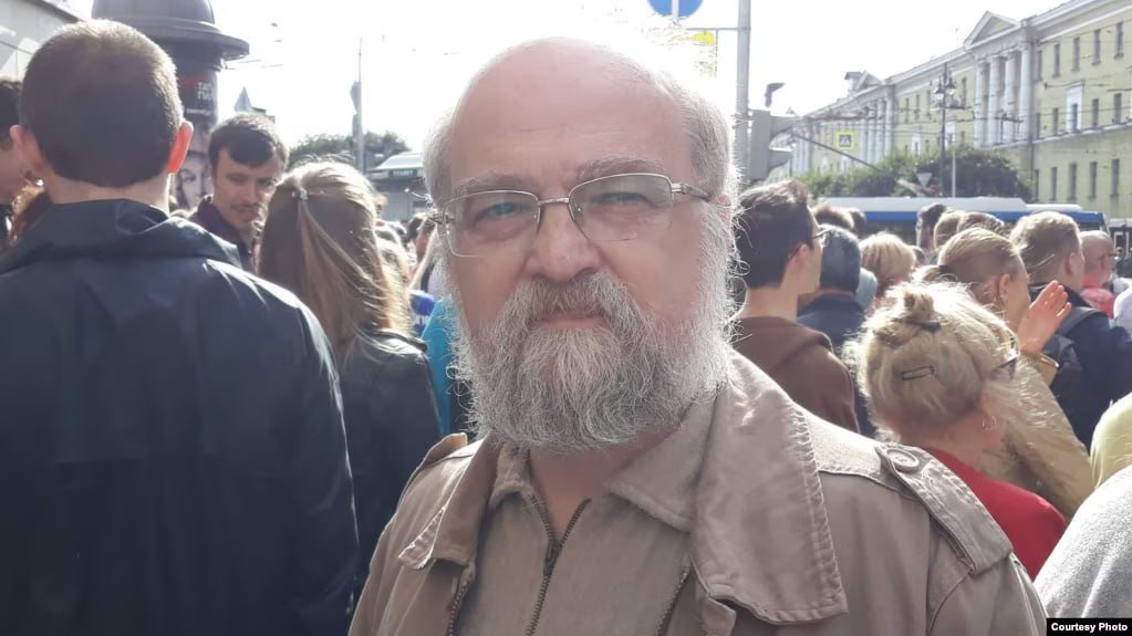 Oppositionist and former Soviet political prisoner Alexander Skobov, detained in Russian St. Petersburg on April 2, is accused of “justifying terrorism” because of a post about blowing up the Kerch Bridge.
#killingmesoftly
As Mediazona notes, in Skobov’s telegram channel the