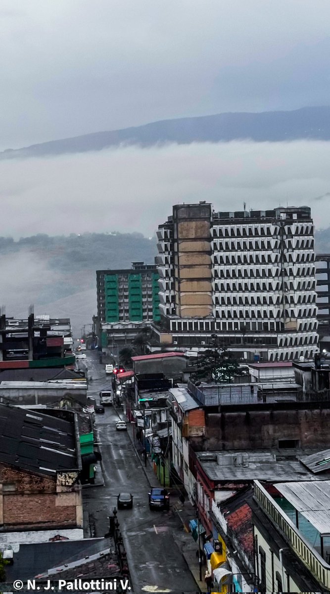 Así amanece una mañana de abril.
San Cristóbal - Venezuela.
@Meteovargas #sancristobal #Tachira #venezuela #venezolanos #WhatsApp #sunrise #photography #photographer #Niebla #POSTAL #city #amanecer #fotografia #paisajeurbano