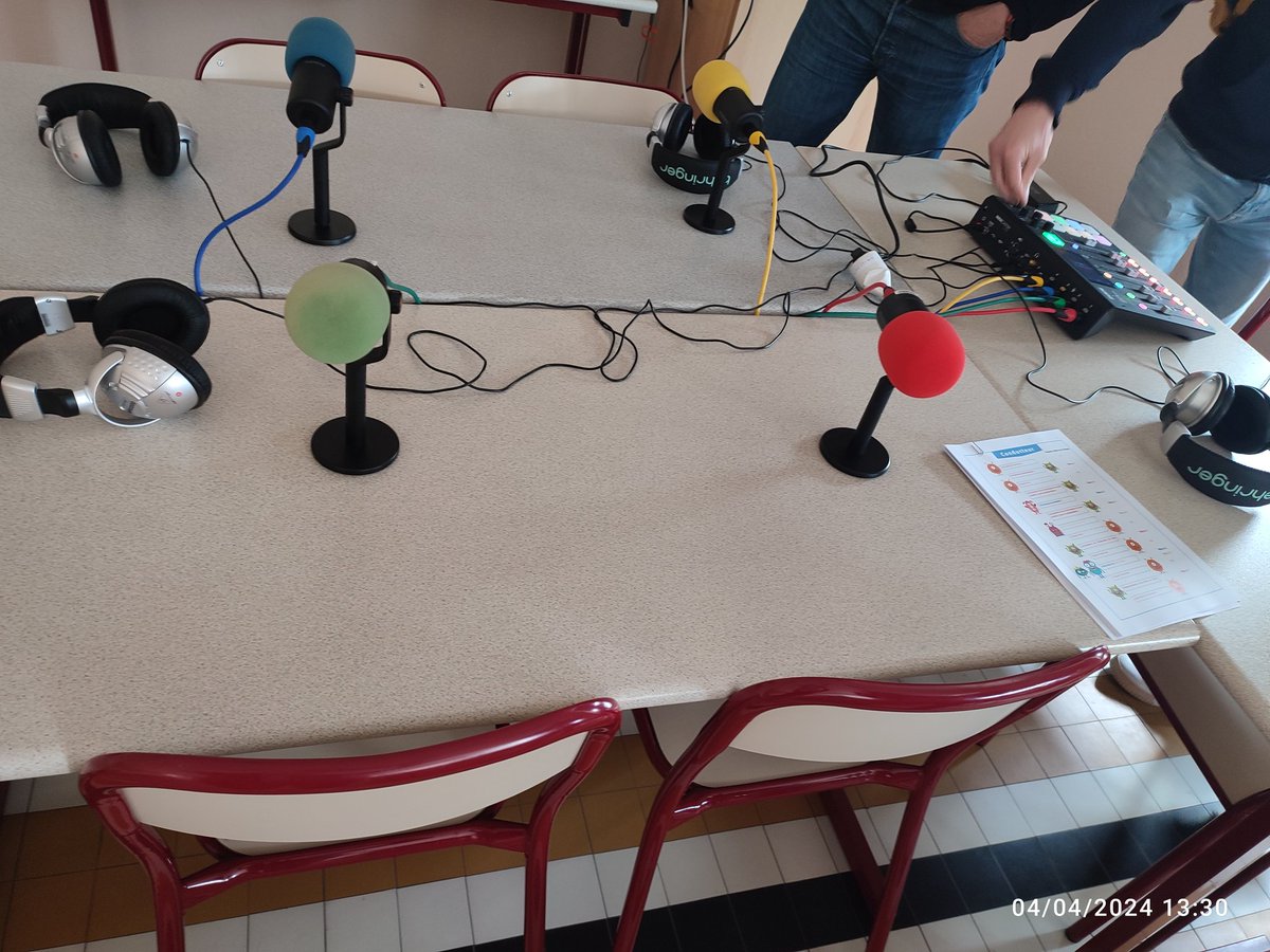 SofRdri's tweet photo. Cet après midi, initiation Webradio pour tous les ERUN https://t.co/ojpS3LKU8M