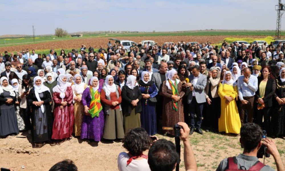 Şanlıurfa'nın Halfeti İlçesinde DEM Parti tarafından, PKK terör örgütü elebaşı terörist Abdullah Öcalan'ın sözde doğum günü için yürüyüş organize edildi. Terör örgütü lehine sloganlar atılıyor.