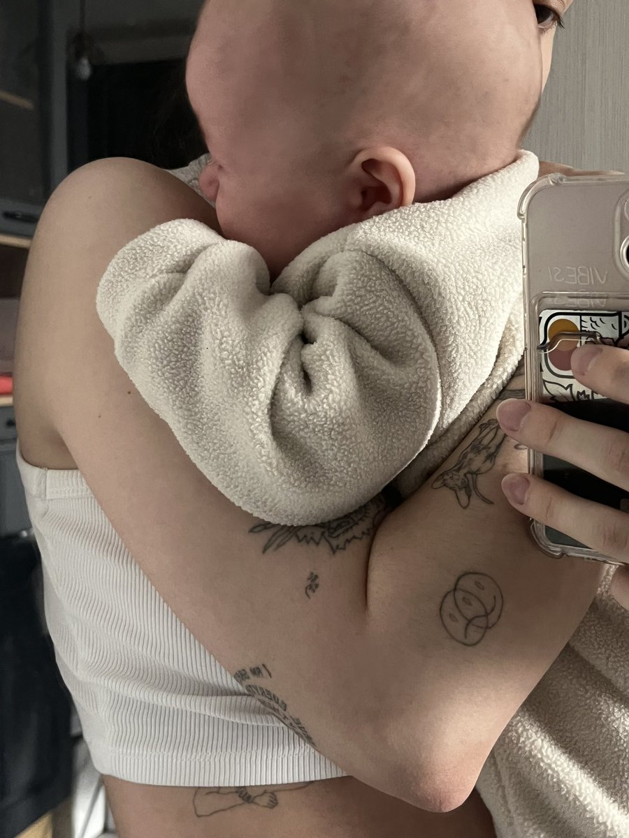 извините, но я хуею с этих двух дней. и теперь я верю во все магнитные бури, смены погоды и прочую хрень, потому что мой кид сломался: не спит днями/ночами плюс плачет

я, соответственно, тоже плюс хочу вскрыться. но вспоминаю, что я мама и должна быть сильнее всех в тыщу раз