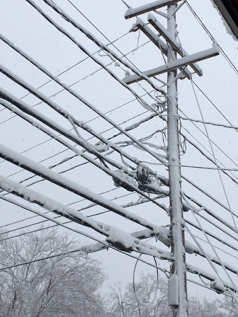 MoniFunGirl's tweet photo. #maine #snowstorm #snowpocalypse
Took some pix. https://t.co/Kf6cKgLYwg