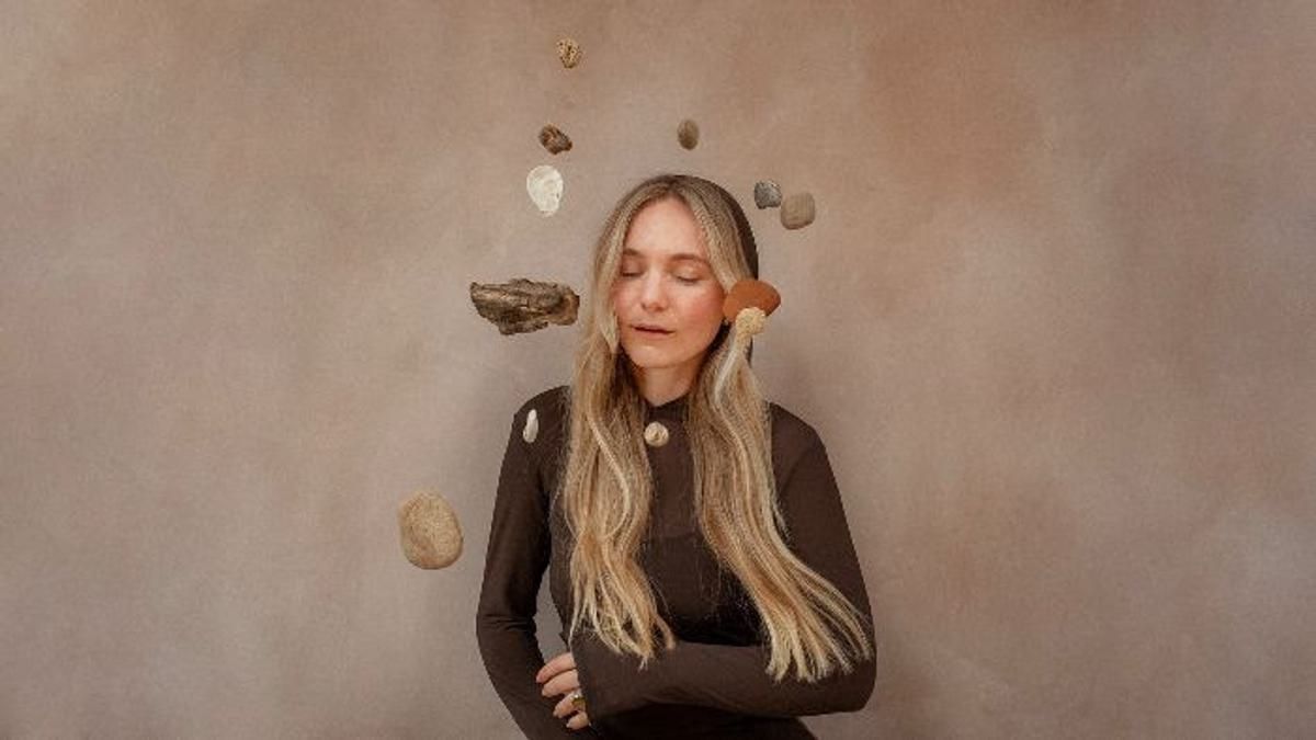 Laura Misch announces acoustic album, Sample The Earth, as a counterpart to last year's debut, Sample The Sky buff.ly/3vCK6oc