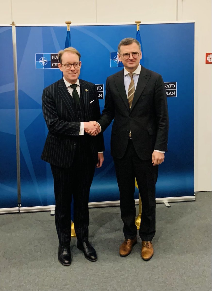 Excellent talk with @DmytroKuleba at @NATO-Ukraine Council’s Foreign Ministers’ Meeting. Need strong and predictable support to Ukraine. The defence of Ukraine’s freedom and sovereignty is the main task of Sweden’s foreign policy. Ukraine must win the war.