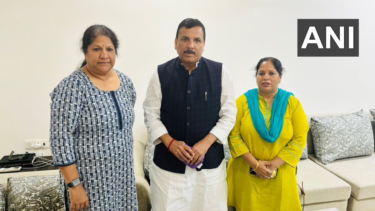 htTweets's tweet image. #AAP MP @SanjayAzadSln met #SatyendraJain&apos;s wife #PoonamJain at his residence in #Delhi 

📷ANI