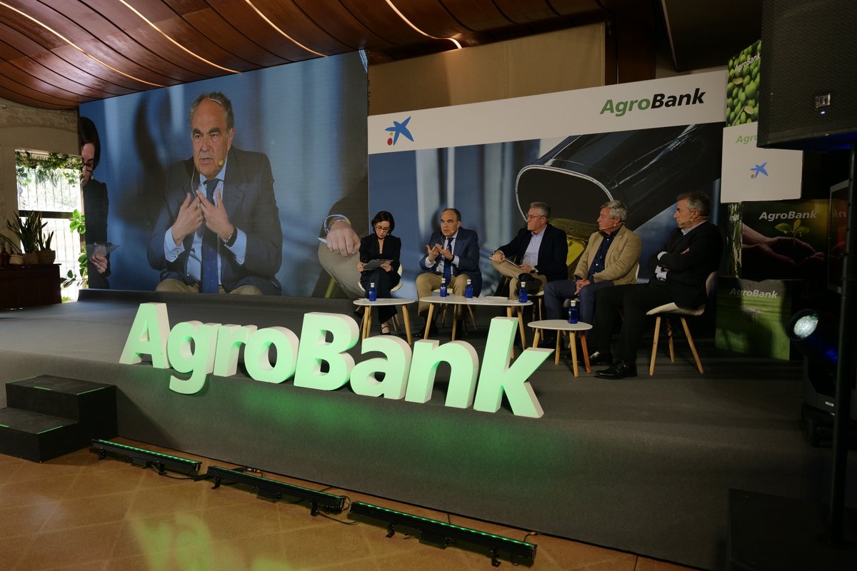 AgroBank_CABK's tweet photo. Seguimos 🚀

Damos comienzo a esta interesante mesa redonda sobre el Plan Estratégico del Olivar, con unos componentes de excepción: Antonio Luque, Cristobal Gallego; Juan Gadeo y Gonzalo Guillem. Modera la periodista del sector agro, Elisa Plumed.

¡No perdemos nada de atención! https://t.co/0YjyvzzA04
