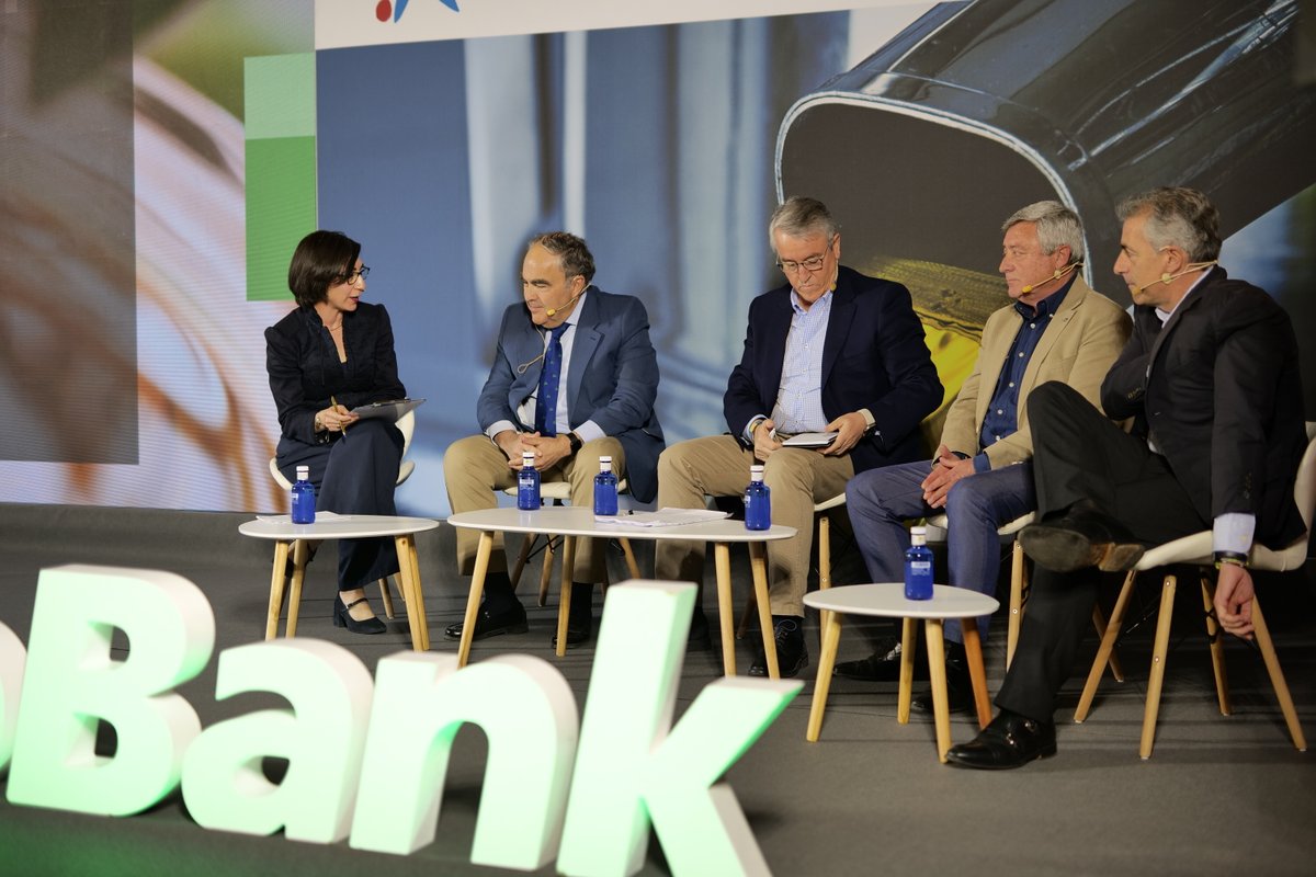 AgroBank_CABK's tweet photo. Seguimos 🚀

Damos comienzo a esta interesante mesa redonda sobre el Plan Estratégico del Olivar, con unos componentes de excepción: Antonio Luque, Cristobal Gallego; Juan Gadeo y Gonzalo Guillem. Modera la periodista del sector agro, Elisa Plumed.

¡No perdemos nada de atención! https://t.co/0YjyvzzA04
