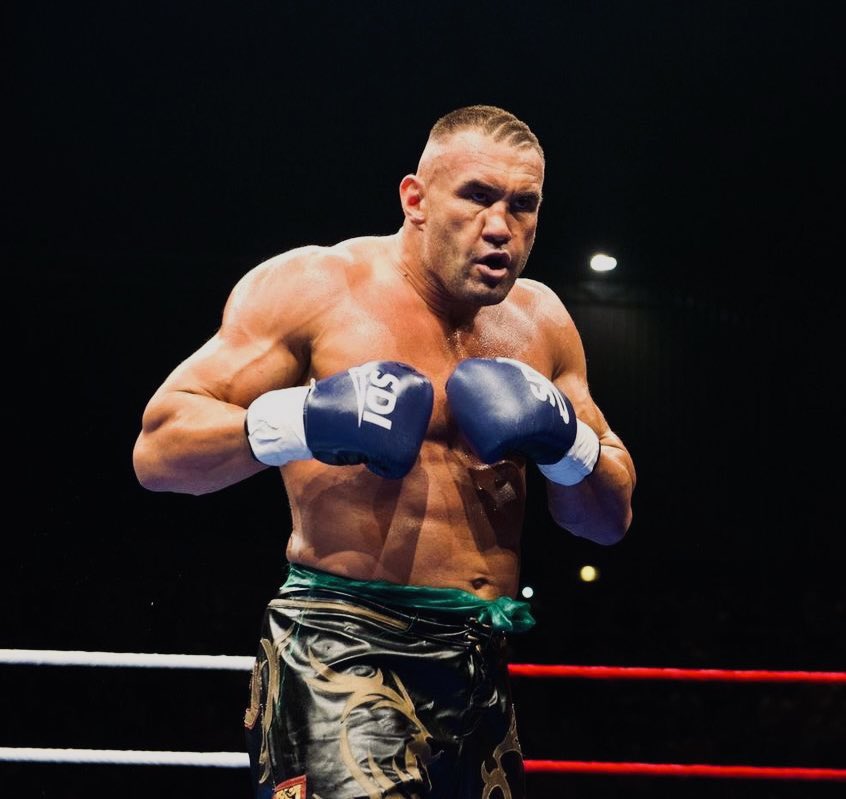 13 des meilleurs KO de Jérôme « Geronimo » Le Banner en vidéo 🇫🇷

1m90
120 kilos
111 combats
71 KO

Une anomalie, un monstre de puissance, l’homme qui a mis un coup de pression à Mike Tyson… 🗣️