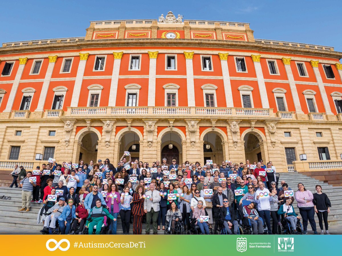 ✅️ #SFDO_Inlcusión ⏩️ LECTURA MANIFIESTO DESDE EL ATRIO DEL AYUNTAMIENTO 🗣 | El 1% de la población es autista, así que seguro que, aunque no lo sepas aún, tienes a alguien con #AutismoCercaDeTi 🫂