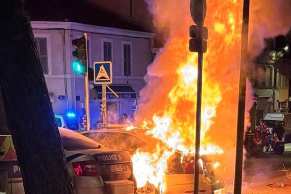 Marseille : Des véhicules de polices incendiés devant le commissariat du 3ᵉ arrondissement en guise de représailles aux interpellations de l'opération place nette XXL
fdesouche.com/2024/04/04/des…