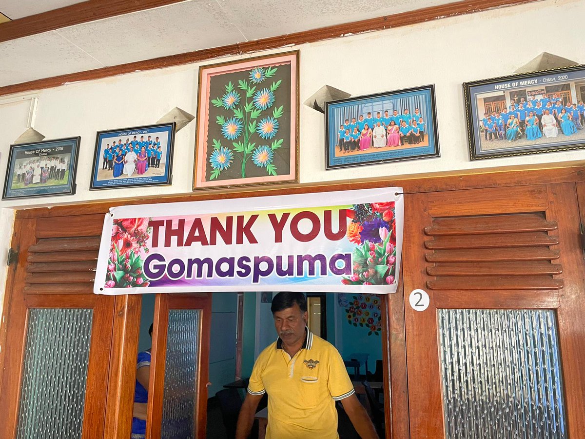 Cuando visitamos Sri Lanka, donde colaboramos con un centro de día y una escuela, nos lo agradecieron con esta pancarta🪧🤗 ¡Que ilusión! 🥰 Puedes colaborar con nuestros proyectos solidarios aquí ➡️ bit.ly/DonaGomaespuma 🧡