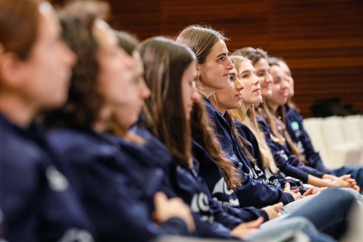 Las jugadoras de hockey del Club de Campo Villa de Madrid han demostrado esfuerzo y talento para ganar la Copa de la Reina, valores que son la mejor garantía para futuros triunfos. Gracias por traer este trofeo a la casa de todos los madrileños, vuestra casa. @ccvmoficial