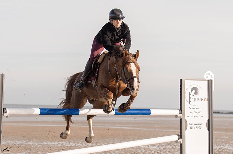 #VieAssociative Jump’EM, un concours équestre unique sur la plage Riva-Bella de Ouistreham est organisé du 3 au 5 mai 2024 par nos étudiants de l'@EMNormandie ! + D'info : bit.ly/3U5cBUI #equitation