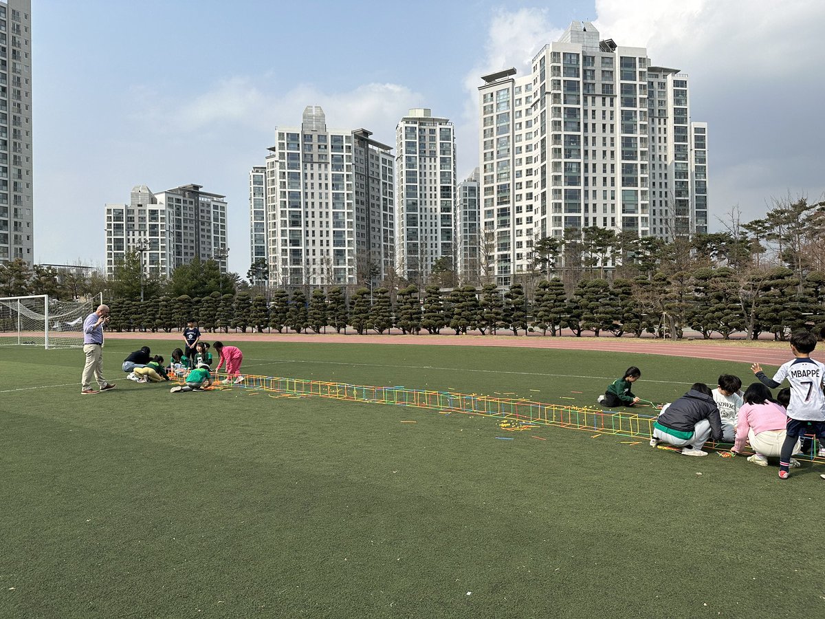 More G1 fun with an end of day House activity! I challenged them to build “The Great Wall of Chadwick!” Who could use good teamwork to build the longest cube wall out of construction straws! Big win for “Air!” So fun on such a nice Spring day!