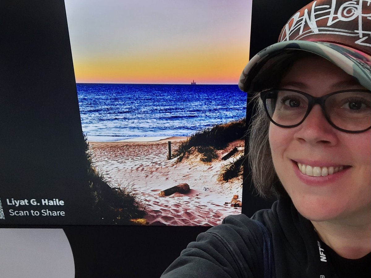 I’m not in New York #NFTNYC, but my work is & so is my wonderful web3 friend @PenelopeJoArt who snapped a pic for me! 💃🏽💃🏽💃🏽 Thank you PenPen ✨🫶🏽 “Cottesloe Beach at Sunset” 🔗👇🏾