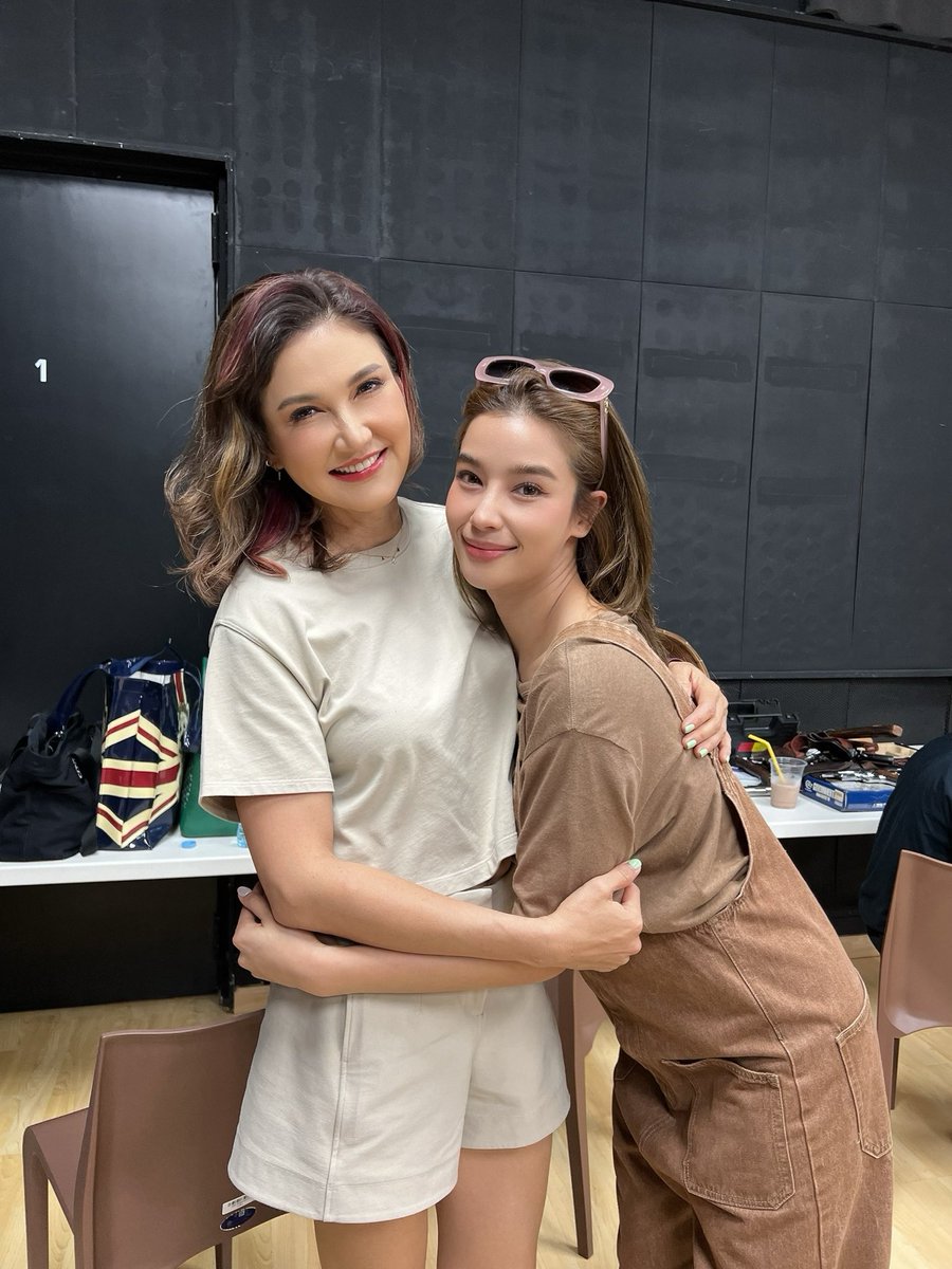 นี่ไม่ใช่หม่ามี้แล้ว นี่พี่สาวค่ะ! 🥰 @AnnSirium #เหมันต์ตะวันรอน #วิววรรณรท