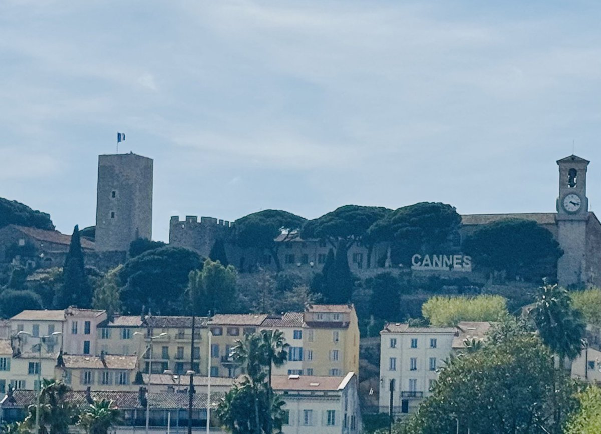 Ravi d'intervenir ce jour à Cannes devant les membres de @l_amf en ouverture du séminaire des présidents et directeurs des associations départementales, pour discuter du pouvoir normatif local. Merci au Président @davidlisnard pour cette invitation et ces beaux échanges !