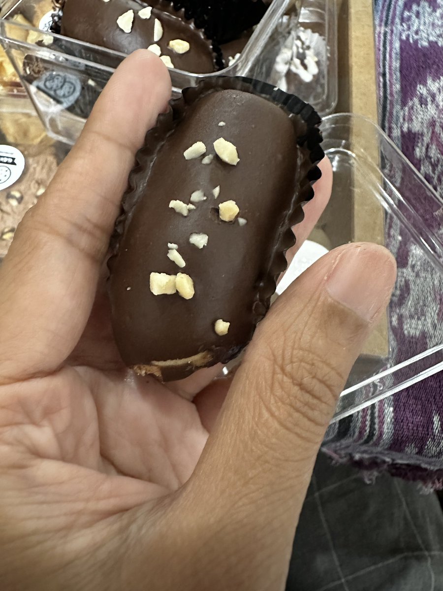 Kenapa aku kata Almond England?

Sebab BESAR GEDABAK!

Ni the only Almond London yang aku susah nak baham sebiji terus. Haha.

Memang puas la makan chocolatenya.